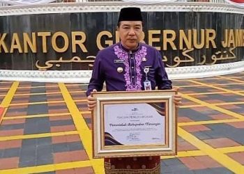 Pj Bupati Merangin Terima Penghargaan Taspen. (Foto : ist)