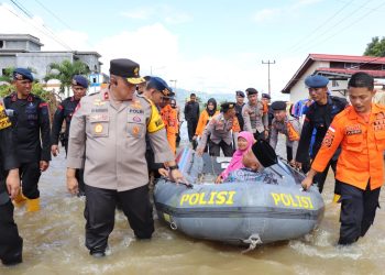 Wakapolda Jambi mengawal perahu karet yang membawa Zul Fahmi. (Foto : ist)