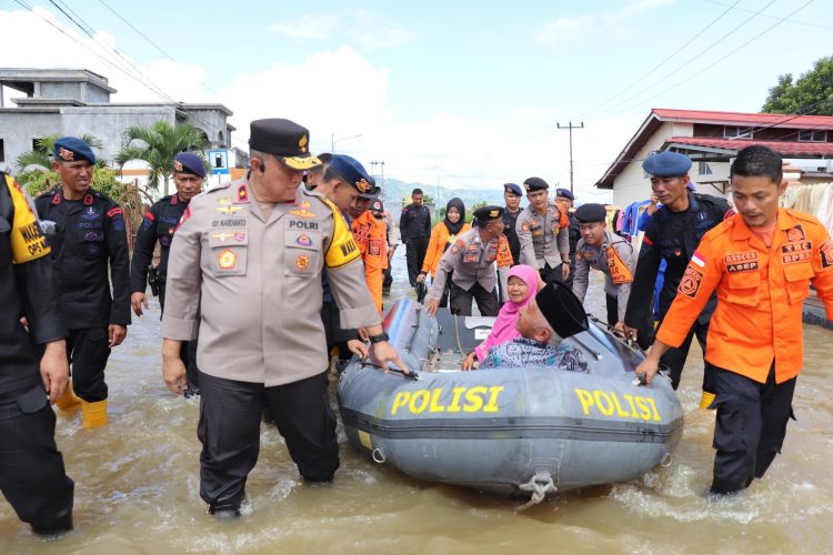 Wakapolda Jambi mengawal perahu karet yang membawa Zul Fahmi. (Foto : ist)