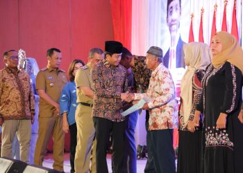 500 Sertipikat Tanah PTSL Diserahkan Wamen ATR/Waka BPN di Pekanbaru. (Foto : ist)