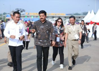 Kepala Kantor Pertanahan Kota Depok Indra Gunawan (kanan) saat menghadiri peresmian jalan tol Pamulang, Cinere, Raya Bogor (Cijago) oleh Presiden RI Joko Widodo di Kecamatan Limo, pada Senin, 8 Januari 2024. (Foto : BPN Kota Depok)