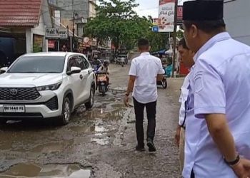 Tinjau Jalan Rusak di 3 Titik Menjadi Keluhan Warga. (Foto : ist)