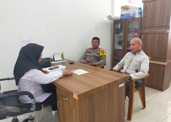 Personil Polsek Kota Baru Edukasi Berita Hoak Terkait Pemilu 2024. (Foto : ist)