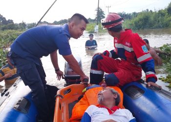 Disdamkartan kota Jambi evakuasi kakek terjebak banjir di Legok. (Foto : ist)