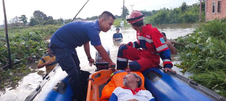 Disdamkartan kota Jambi evakuasi kakek terjebak banjir di Legok. (Foto : ist)