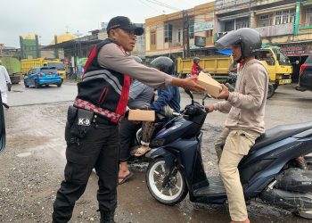 Lewat Jumat Berbagi Polda Jambi Bagikan Nasi Bungkus ke Warga. (Foto : ist)