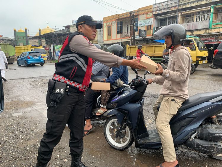 Lewat Jumat Berbagi Polda Jambi Bagikan Nasi Bungkus ke Warga. (Foto : ist)