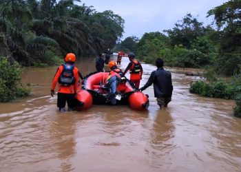 Tim SAR gabungan cari seorang warga yang hanyut saat mandi di lokasi banjir tepi Sungai Batanghari. (Foto : ist)