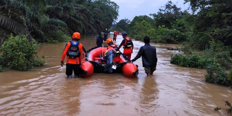 Tim SAR gabungan cari seorang warga yang hanyut saat mandi di lokasi banjir tepi Sungai Batanghari. (Foto : ist)