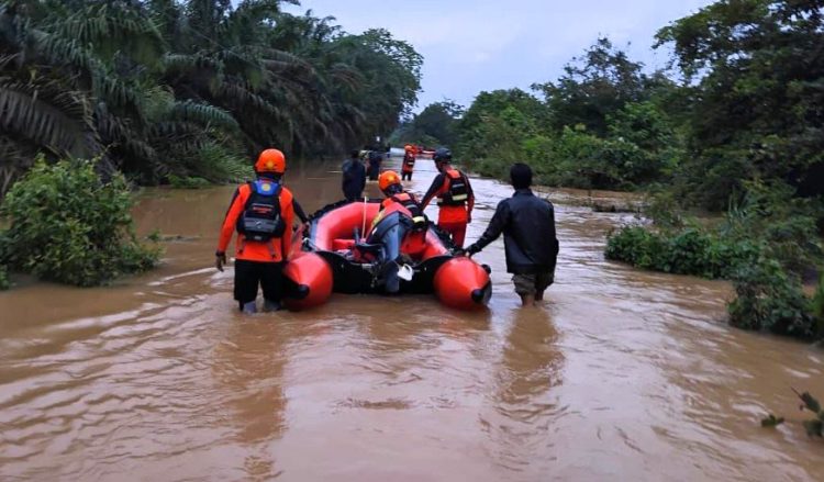 Tim SAR gabungan cari seorang warga yang hanyut saat mandi di lokasi banjir tepi Sungai Batanghari. (Foto : ist)