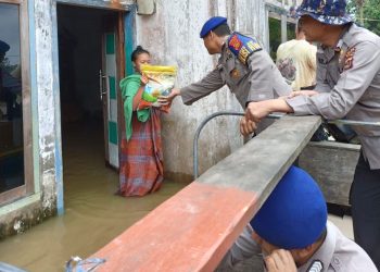 Dirpolairud Polda Jambi Bantu Warga Kumpeh Terdampak Banjir. (Foto : ist)
