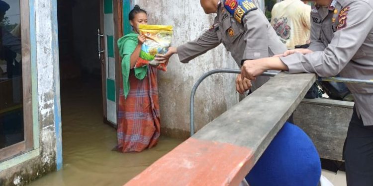 Dirpolairud Polda Jambi Bantu Warga Kumpeh Terdampak Banjir. (Foto : ist)