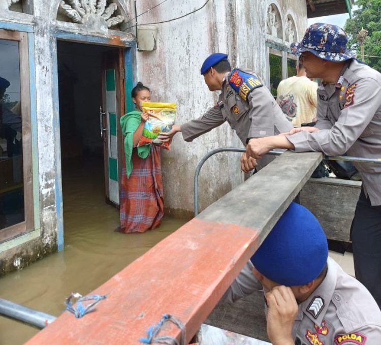 Dirpolairud Polda Jambi Bantu Warga Kumpeh Terdampak Banjir. (Foto : ist)