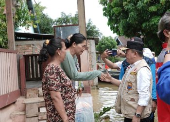 Tinjau Banjir di Sijenjang dan Seberang Kota Jambi, Gubernur Al Haris Antar Bantuan ke Rumah Warga. (Foto : ist)