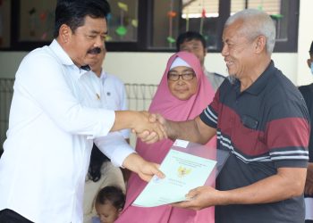 Terima Sertipikat dari Menteri ATR/Kepala BPN, Masyarakat Kota Balikpapan Punya Cita-cita Besarkan Usahanya. (Foto : ist)