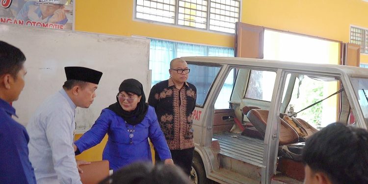 Kunjungi SMK 8 Bungo, Gubernur Al Haris Dicurhati Guru Soal PPPK dan Alat Praktek. (Foto : ist)