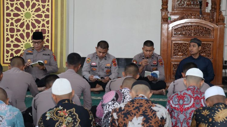 Polresta Jambi Rutin Gelar Binrohtal Kepada Personel untuk Tingkatkan Imtaq. (Foto : ist)