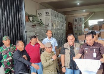 Kajari Merangin Dampingi Mukti Pengecekan Gudang Logistik Pemilu 2024. (Foto : Yendri)