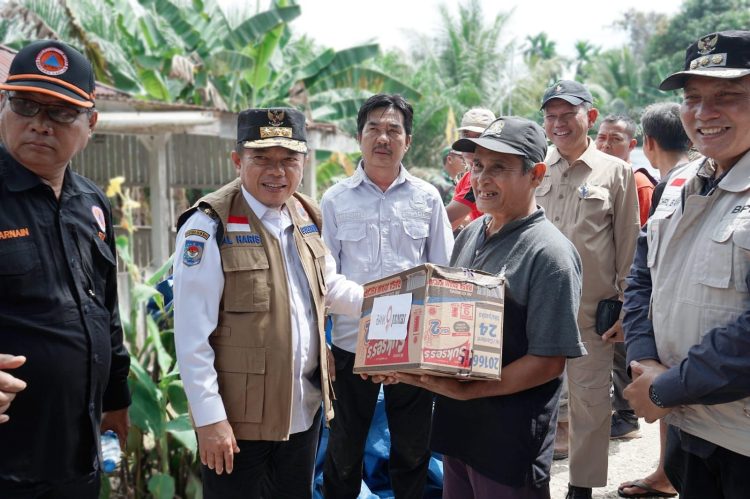 Serahkan Bantuan Korban Banjir Mandiangin, Gubernur Al Haris Ingatkan Warga Tetap Waspada. (Foto : Diskominfo Provinsi Jambi)