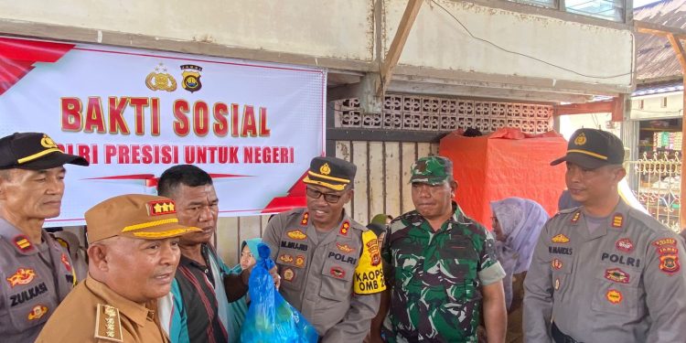 Kapolres Kerinci Gelar Bakti Sosial Bagikan Sembako ke Warga Terdampak Banjir. (Foto : ist)