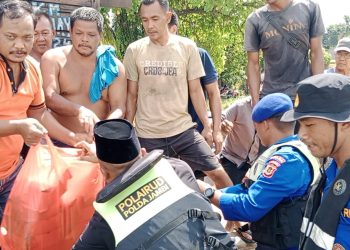 Polda Jambi Kembali Salurkan Bantuan ke Warga Terdampak Banjir di Tepian Sungai Batanghari. (Foto : ist)