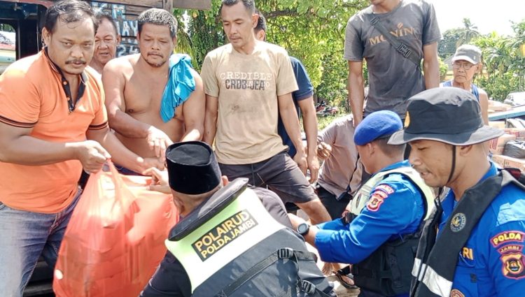 Polda Jambi Kembali Salurkan Bantuan ke Warga Terdampak Banjir di Tepian Sungai Batanghari. (Foto : ist)