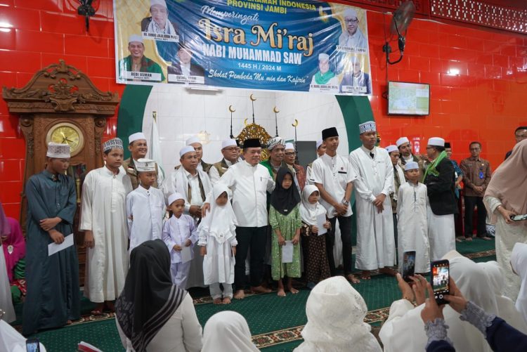 Gubernur Al Haris Beri Bantuan Kepada Anak Yatim dan Kaum Dhuafa. (Foto : ist)