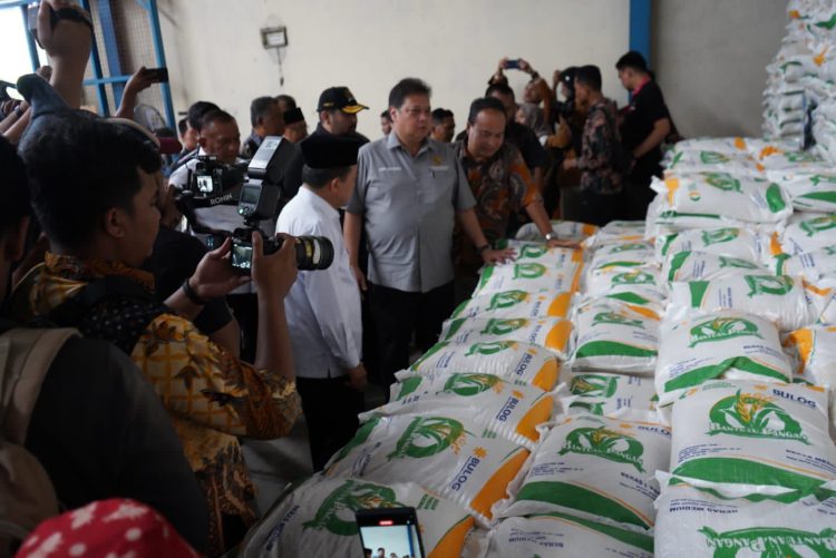 Gubernur Jambi Al Haris mendampingi Menko Perekonomian Airlangga Hartanto dalam penyaluran bantuan cadangan pangan pemerintah di provinsi Jambi. (Foto : ist)