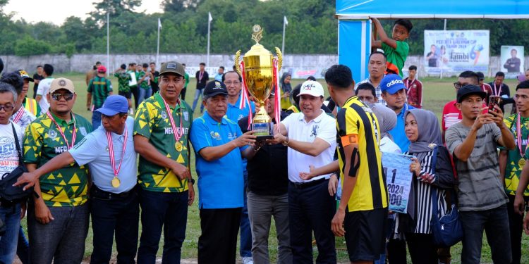 Wagub Sani Tutup Turnamen Sepak Bola Gubernur Cup Tahun 2024. (Foto : ist)