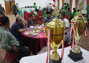 H Mukti Sambut Kepulangan Pemain Merangin FC di Rumdis. (Foto : ist)