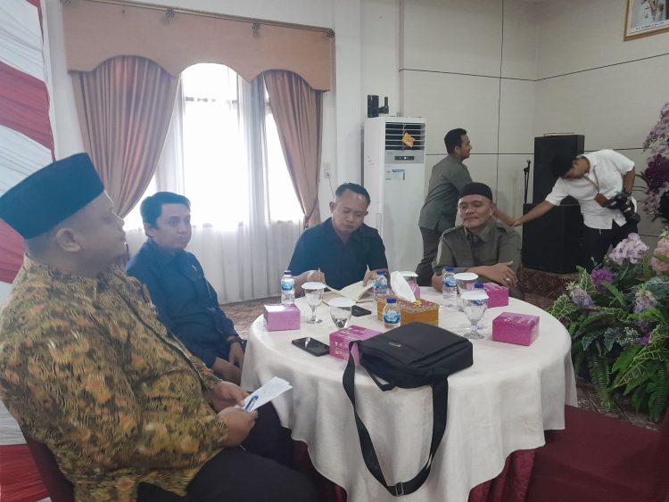 Kasi Intel Kejari Merangin, Ari (tiga kiri). (Foto : Yendri - sinarjambi.com)