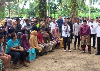 Gubernur Al Haris Dampingi Menteri ATR Serahkan Sertipikat Tanah di Desa Mekar Jaya. (Foto : Rolan - sinarjambi.com)