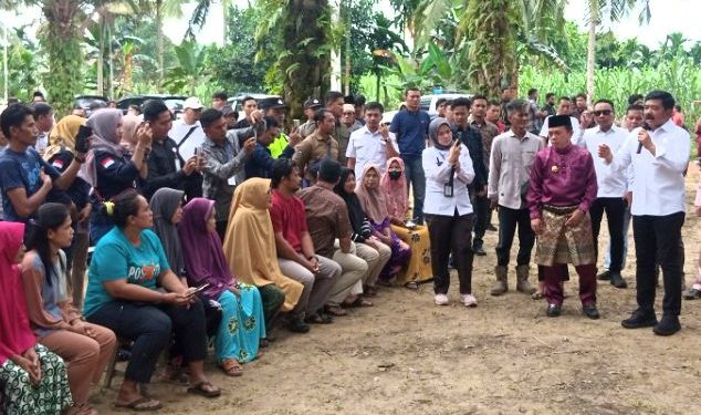 Gubernur Al Haris Dampingi Menteri ATR Serahkan Sertipikat Tanah di Desa Mekar Jaya. (Foto : Rolan - sinarjambi.com)