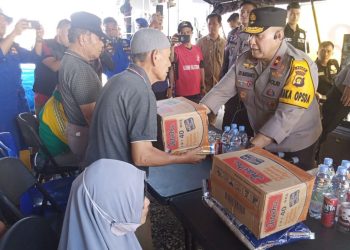 Brigjen Edi Mardianto Bantu Warga Terdampak Banjir Sungai Penuh. (Foto : Rolan - sinarjambi.com)