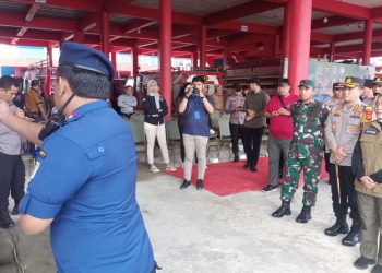 Kapolresta Jambi mendengarkan paparan dari Mustari terkait kondisi terkini banjir di kota Jambi. (Foto : Rolan - sinarjambi.com)
