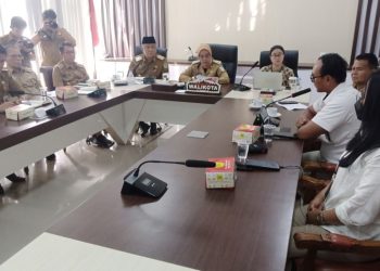 Sri Purwaningsih didampingi A Ridwan memimpin rapat pertemuan dengan agen dan sub agen cabai. (Foto : Rolan - sinarjambi.com)