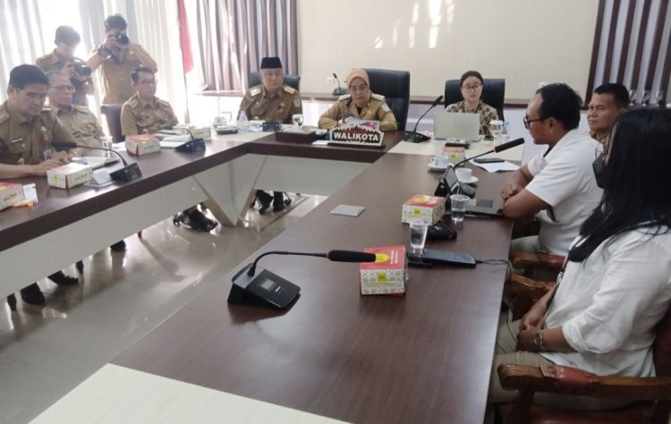 Sri Purwaningsih didampingi A Ridwan memimpin rapat pertemuan dengan agen dan sub agen cabai. (Foto : Rolan - sinarjambi.com)