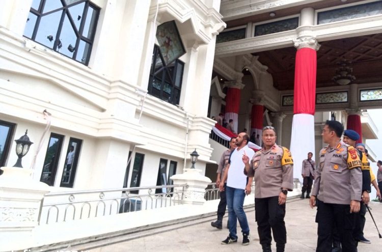 Kapolresta Jambi Dampingi Wakapolda Jambi Pantau Situasi Hari Kedua Demo Sopir Baru Bara. (Foto : Rolan - sinarjambi.com)