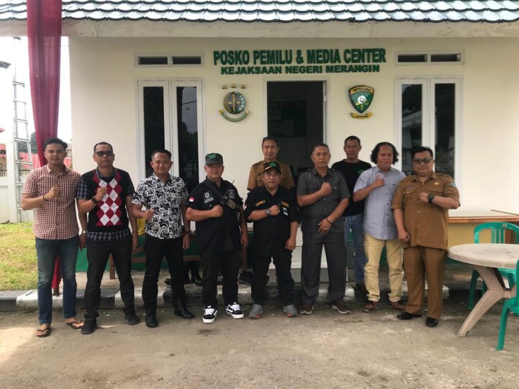 Posko Pemilu Kejari Merangin Berkolaborasi dengan RAPI dan ORARI. (Foto : ist)