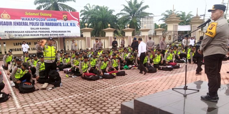 Wakapolda Jambi Minta Minta Personel Pengamanan TPS Polres Batanghari Jalankan Tugas dengan Baik. (Foto : Rolan - sinarjambi.com)