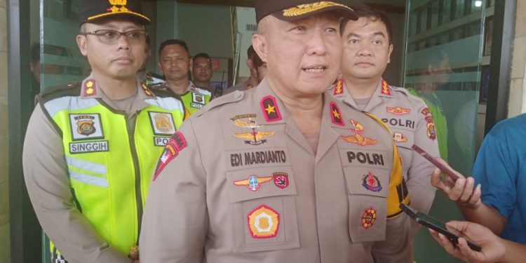 Wakapolda Jambi didampingi Kabid Humas dan Kapolres Muaro Bungo. (Foto : Rolan - sinarjambi.com)