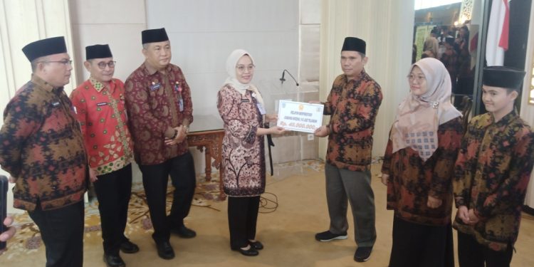 Serahkan Dana Pembinaan, Sri Minta Kafilah Kota Jambi Rebut Piala Tetap MTQ Tingkat Provinsi Jambi. (Foto : ist)