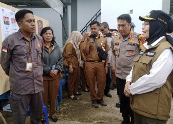 Kapolresta Jambi (dua kanan) mendampingi Pj Walikota Jambi saat meninjau PSU. (Foto : Rolan - sinarjambi.com)