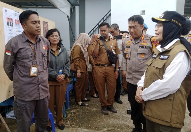 Kapolresta Jambi (dua kanan) mendampingi Pj Walikota Jambi saat meninjau PSU. (Foto : Rolan - sinarjambi.com)