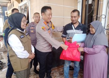 Kapolresta Jambi didampingi Pj Wali Kota Jambi memberikan bantuan sembako kepada Haryanto. (Foto : Rolan - sinarjambi.com)