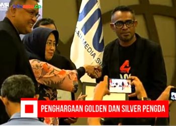 Ninik Rahayu didampingi Teguh Santosa (kiri) menyerahkan penghargaan JMSI Award kepada Pengda JMSI. (Foto : Screenshot Live Channel YouTube Infosatu.co)