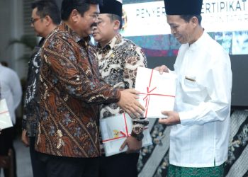 Menteri ATR/Kepala BPN Serahkan Sertipikat Tanah Elektronik di Madiun. (Foto : ist)