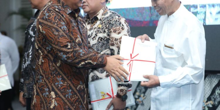 Menteri ATR/Kepala BPN Serahkan Sertipikat Tanah Elektronik di Madiun. (Foto : ist)