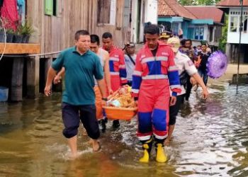 Tim Rescue Damkartan Kota Jambi Evakuasi Warga Sakit di Tengah Banjir. (Foto : ist)