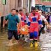 Tim Rescue Damkartan Kota Jambi Evakuasi Warga Sakit di Tengah Banjir. (Foto : ist)
